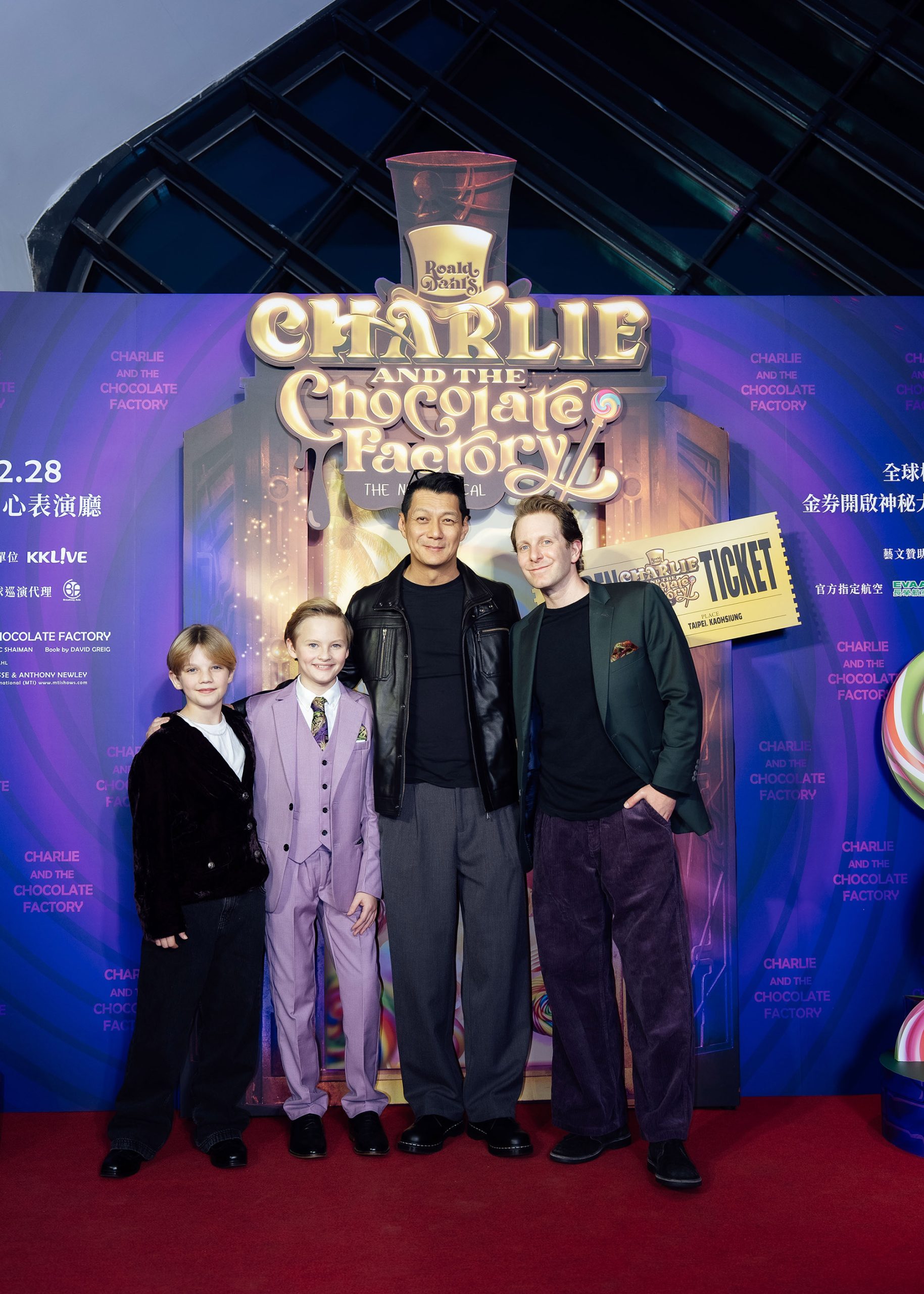 （左起）《巧克力冒險工廠》主要演員Cohen Toukatly（飾查理）、主持人聶雲與Daniel Plimpton（飾威利 · 旺卡)