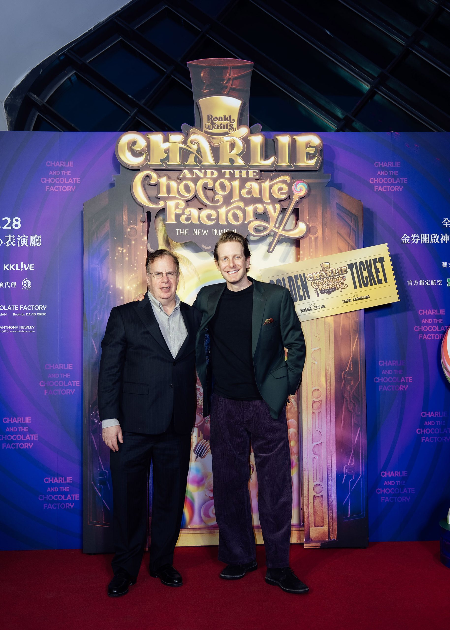 (左起)百老匯國際集團總裁暨製作人 Marc Routh、主要演員Daniel Plimpton（飾威利 · 旺卡）